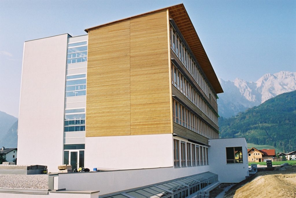 Eine Holzfassade aus Rhombusleisten mit Holzlasur von Natural Naturfarben
