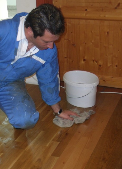 Holzboden reinigen und pflegen