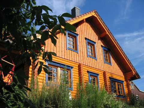 Holzhaus streichen: hier Tipps wie ein Blockhaus mit Holzlasur gestrichen wird.