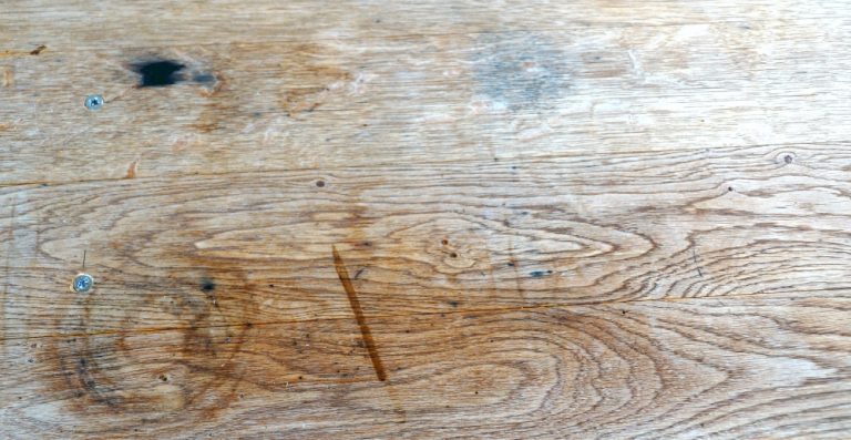 Graues Holz aufhellen - dunkle Flecken entfernen | Natural Naturfarben