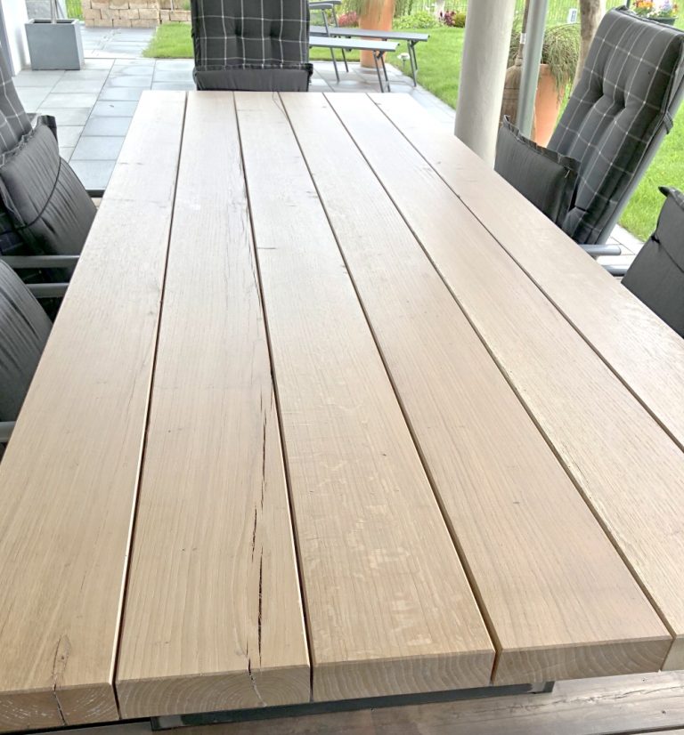 Gartenmöbel hell ölen Eichentisch auf der Terrasse