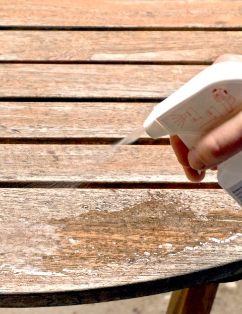 Antigrau wird auf das gereinigte Holz aufgetragen