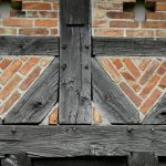vergrautes Holz: hier ein Fachwerk aus Eiche